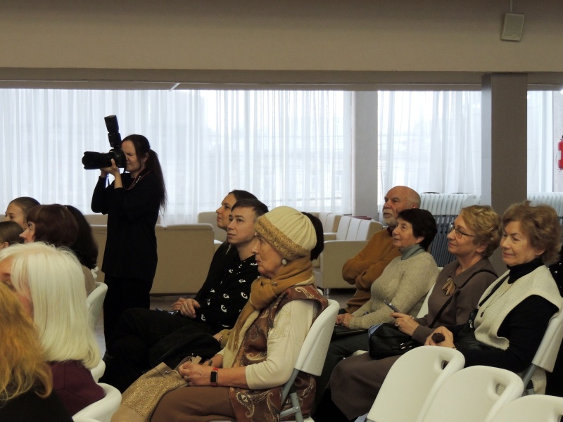 «Счастливый курс»: в Туле открылась уникальная выставка выпускников-художников