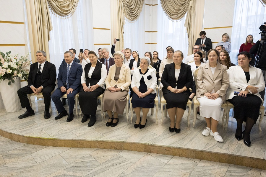 Губернатор Дмитрий Миляев встретился с уникальной династией Балашовых