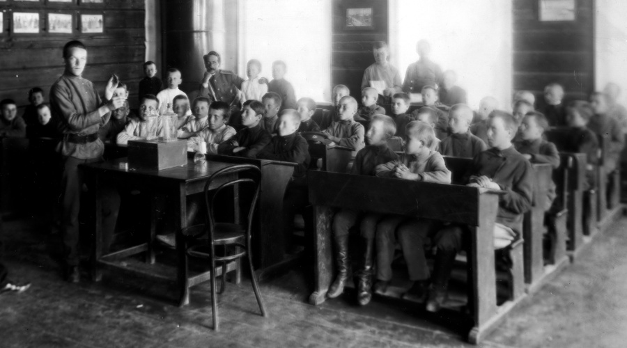 В школьном мире.