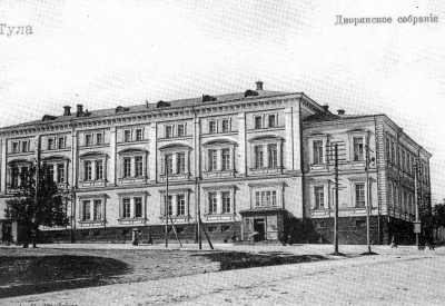 В клубе.