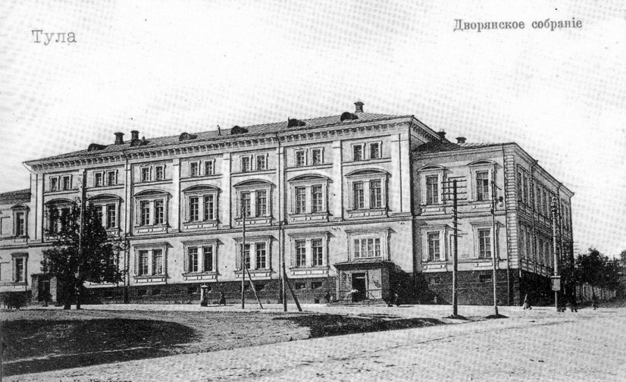 В клубе.