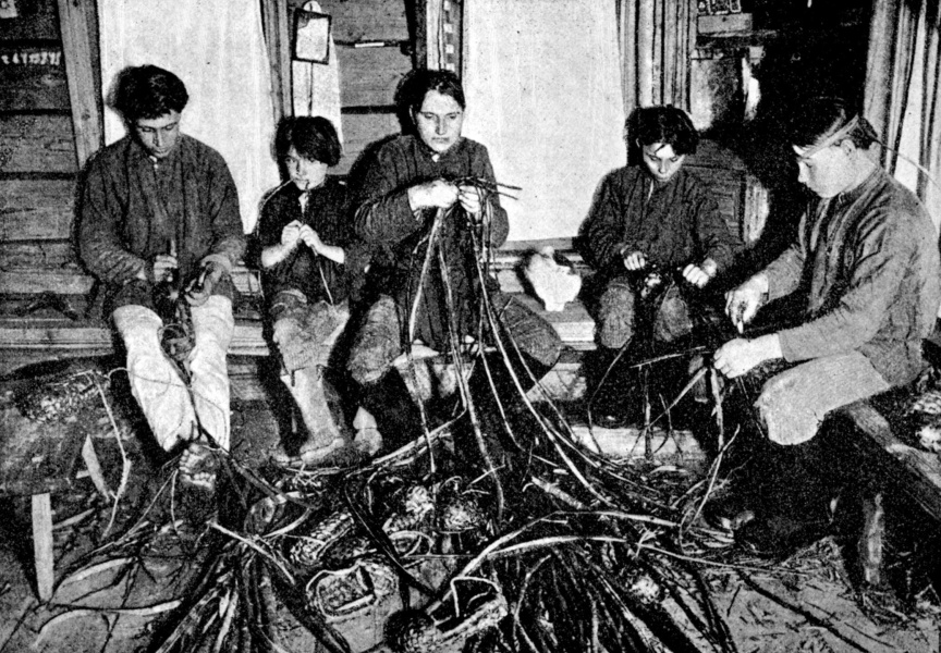 В советской деревне: „Вы, бабы, отголосовались“.