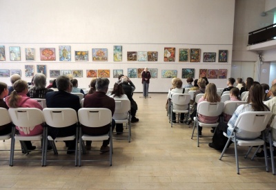 «Счастливый курс»: в Туле открылась уникальная выставка выпускников-художников