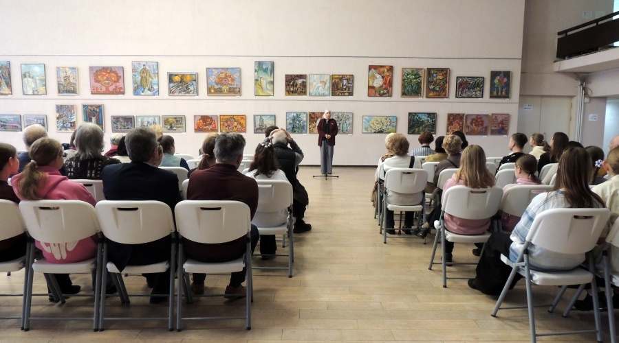 «Счастливый курс»: в Туле открылась уникальная выставка выпускников-художников