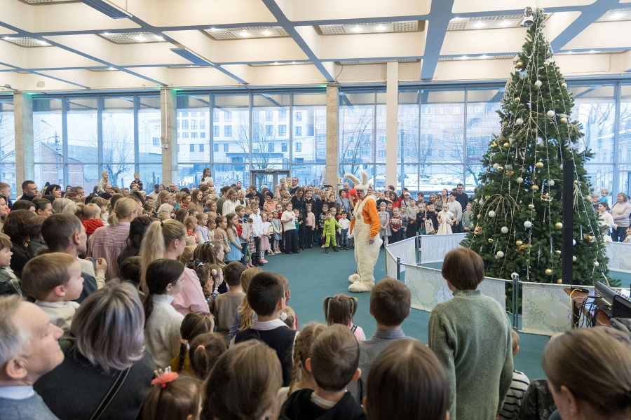 Новогодние подарки детям от Главы региона