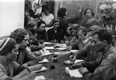 Неграмотность партийцев мешает политучебе.