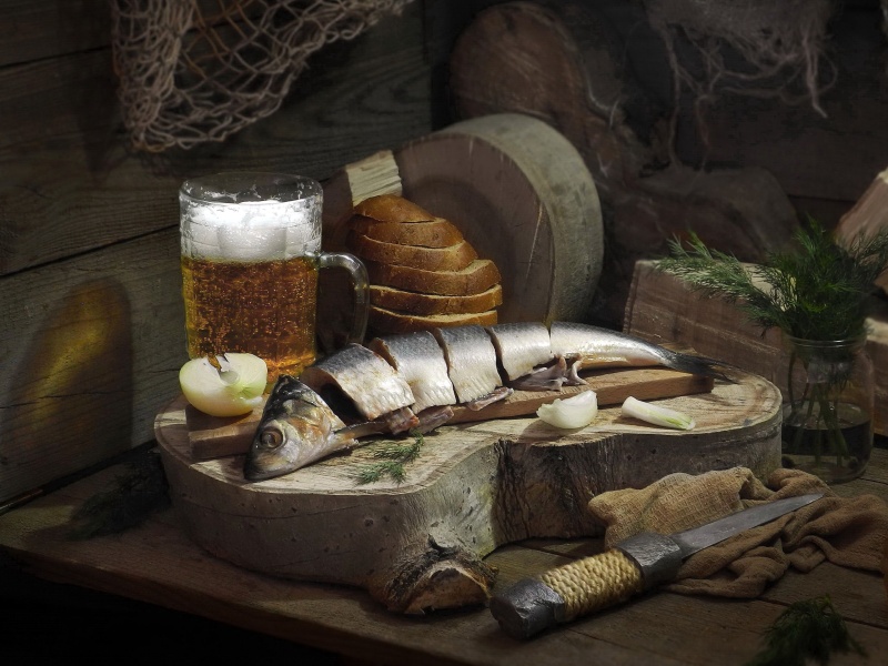 За „живительной влагой“.