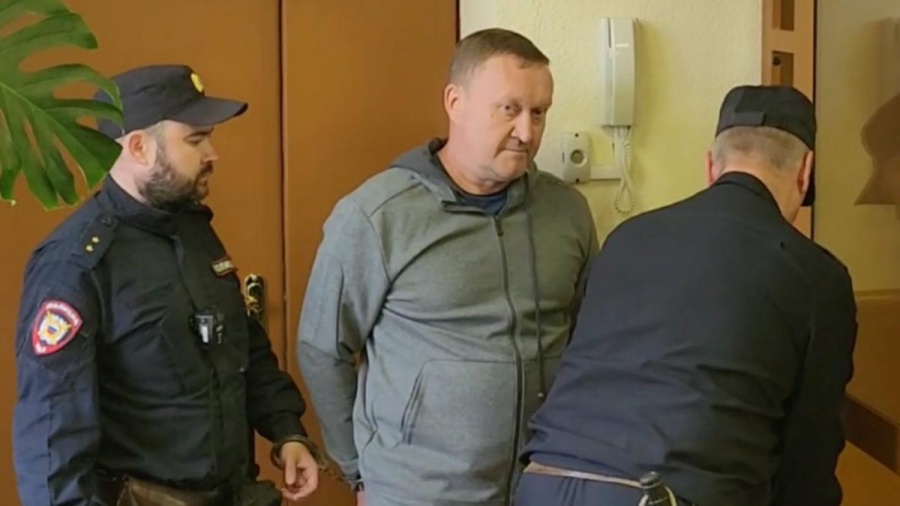 Народный избранник уличён в мздоимстве и препровождён в место заключения.