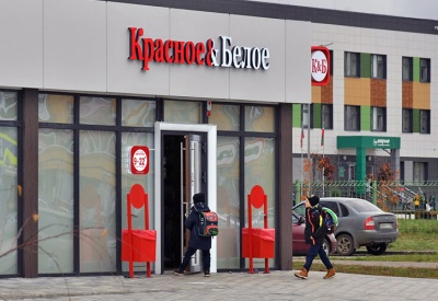 Депутаты предлагают запретить алкомаркеты у школ и жилых домов.