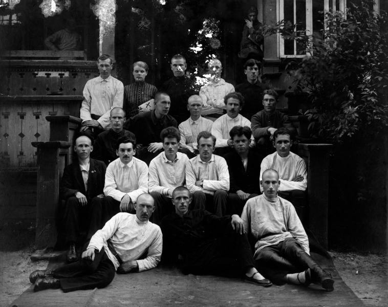 Копытами казацких лошадей революции не задушили.