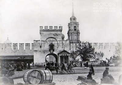 Тула. Западные кремлевские ворота, против Красных рядов. Неизвестный фотограф. Сентябрь 1890 г.