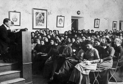 „В Туле почти ежедневно читаются общедоступные лекции по разным отраслям знаний“.