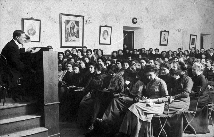 „В Туле почти ежедневно читаются общедоступные лекции по разным отраслям знаний“.