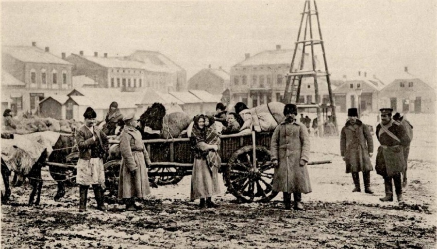 Застигнутые военной непогодой.