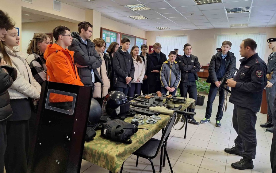 Тульские гимназисты внимают премудростям полицейской службы