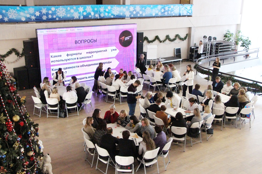 Воспитатели собрались на слёт