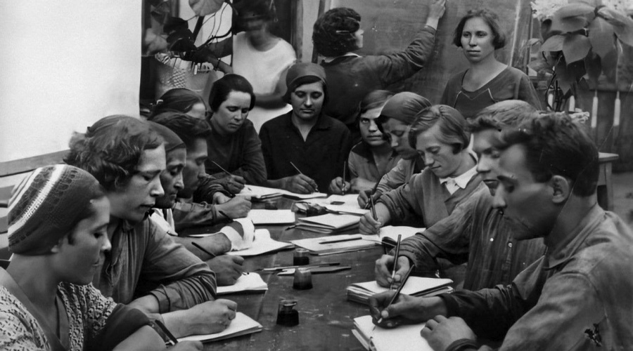 Неграмотность партийцев мешает политучебе.