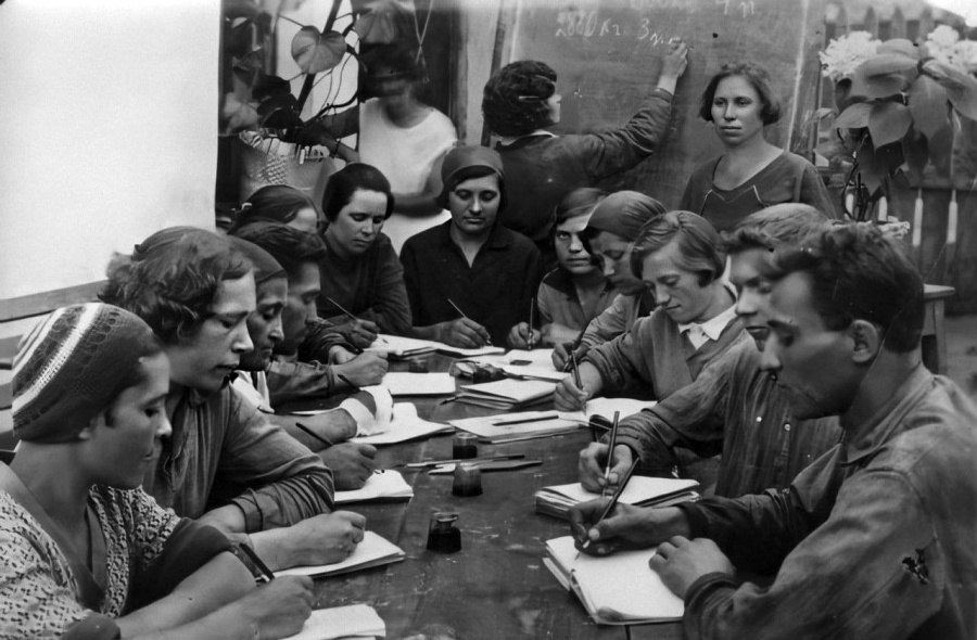 Неграмотность партийцев мешает политучебе.