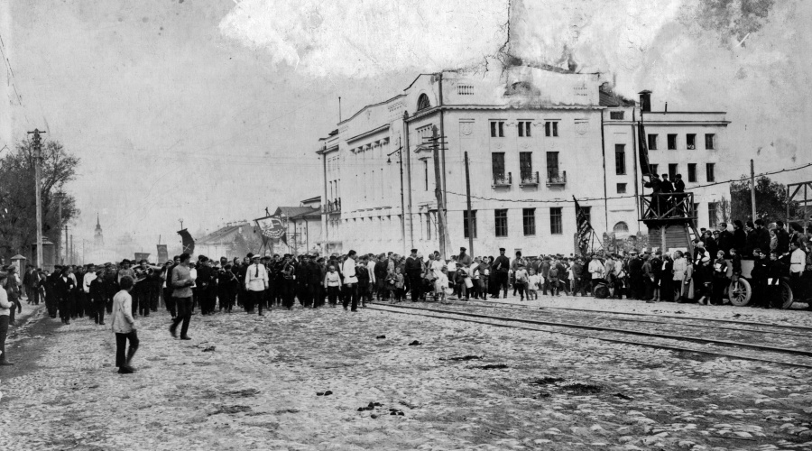 На демонстрации. 8-я годовщина Великой Октябрьской социалистической революции