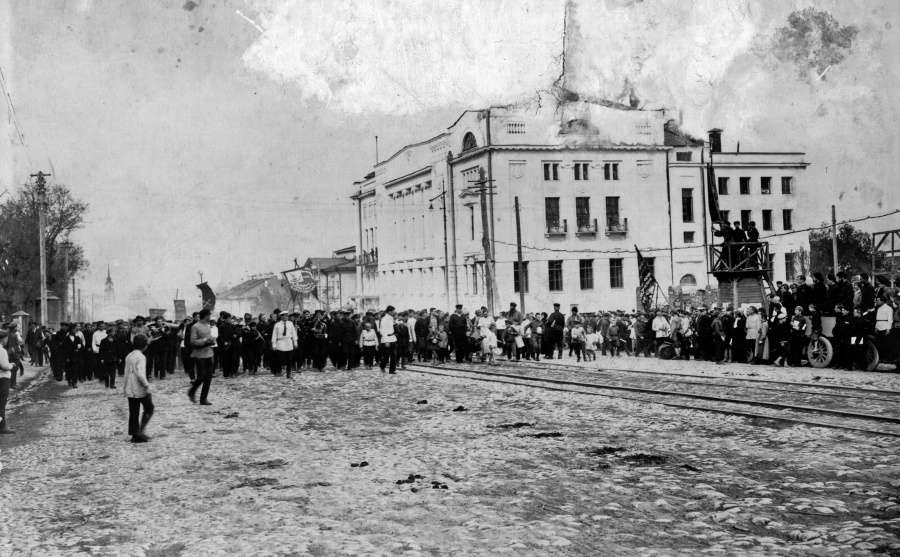 На демонстрации. 8-я годовщина Великой Октябрьской социалистической революции