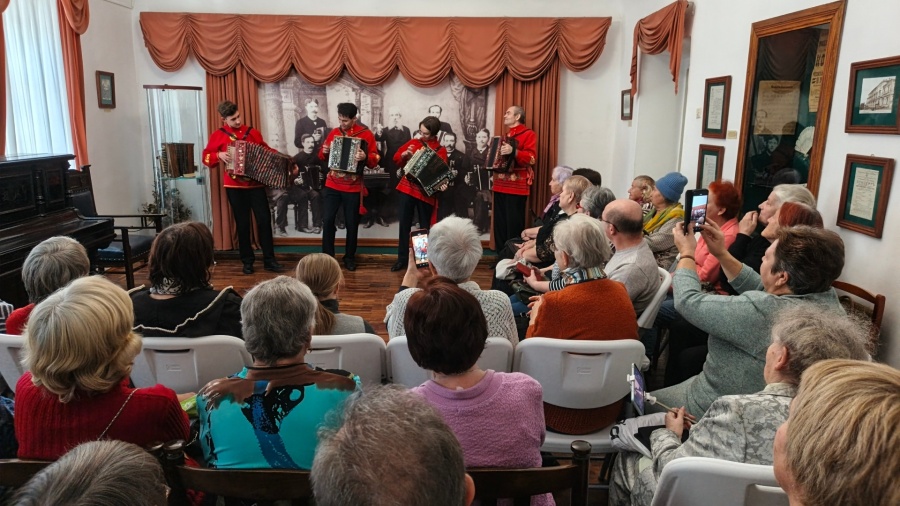 В доме самородка Белобородова вновь звучала гармонь